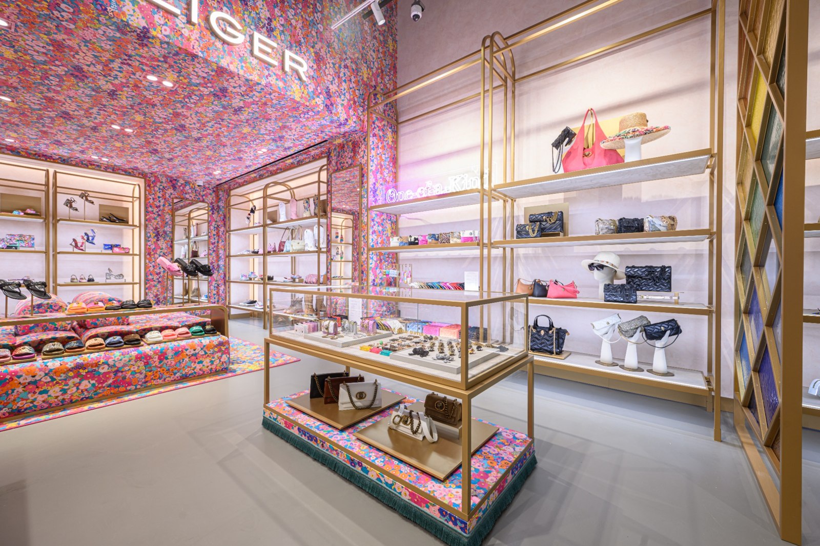 Kurt Geiger Tysons, Washington DC, photograph 0043